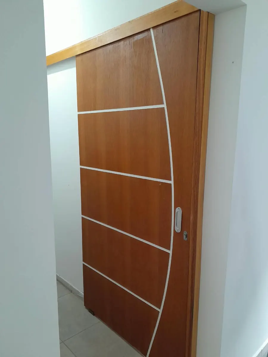 Porta envernizada